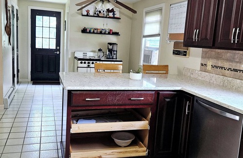 Warwick House | Lovely 4-bedroom colonial house with WiFi and A/C in Warwick