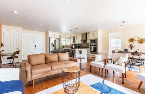 Grass Lawn House | Lovely 4-bedroom house in Redmond