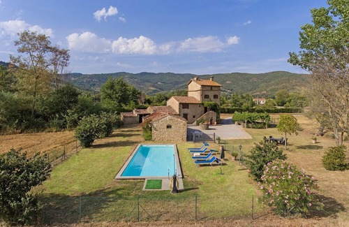 Montalla Villa | Lovely 4 bedroom villa, private pool, 3KM to Cortona, walk to restaurant