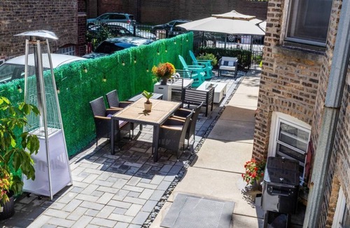 Uptown Apartment | -Lovely 5BD/3BR/3Parking on premises/Sleeps 14 guests/Andersonville