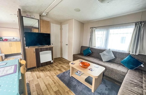 Clacton-on-Sea House | Lovely 6 berth caravan at Oaklands Holiday Park ref 39031CW