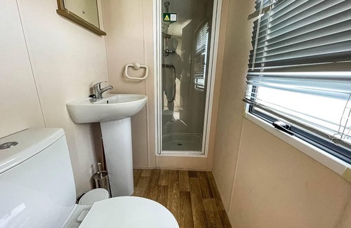 Ingoldmells House | Lovely 8 berth caravan with decking at Eastgate Fantasy Island Park ref 58004C