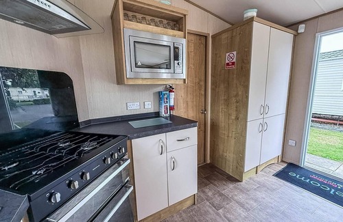 Skegness House | Lovely 8 berth caravan with front decking at Southview, Skegness ref 33025S