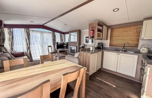Caister-on-Sea House | Lovely 8 berth caravan with large decking area in Caister, Norfolk ref 65055EB