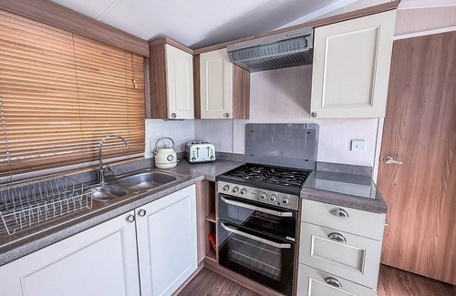 Caister-on-Sea House | Lovely 8 berth caravan with large decking area in Caister, Norfolk ref 65055EB