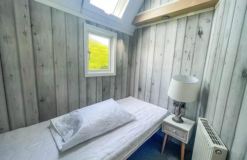 Hopton on Sea House | Lovely 8 berth caravan at Hopton Holiday Park to hire in Norfolk ref 80017L
