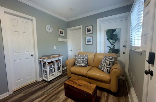 Baywood Apartment | Lovely and Cozy 1 Bedroom Apartment in Bay Shore