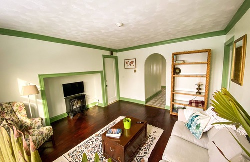 Norwood Park East Apartment | lovely and cozy vintage two bedroom, 🐾friendly apartment