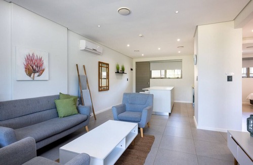 Hillhead Apartment | Lovely and Light Garden Home 102