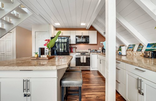 Kapoho House | Lovely and remodeled A-frame home with balcony - near the beach