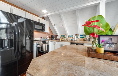 Kapoho House | Lovely and remodeled A-frame home with balcony - near the beach