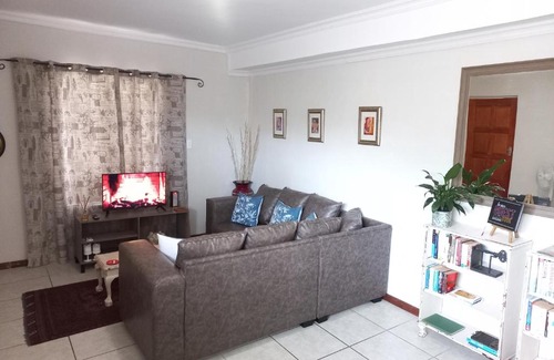 Jeffreys Bay Apartment | Lovely and spacious 1 bedroom unit
