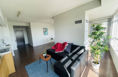 Fort York Apartment | Lovely and spacious 2-bedroom condo + free parking