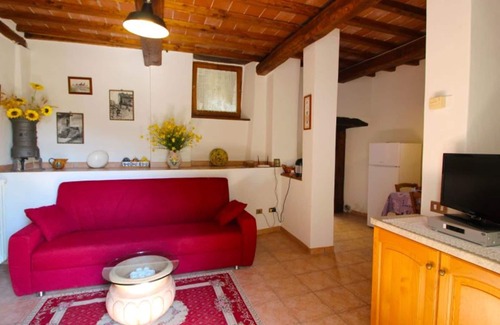 Pieve di Chio Apartment | Lovely apartment for 4 guests with WIFI, private pool, TV and pets allowed