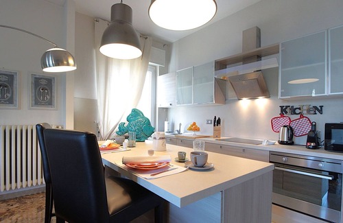 Desenzano del Garda Apartment | Lovely apartment for 6 people with WIFI, hot tub, sauna, A/C, TV and terrace, close to Sirmione
