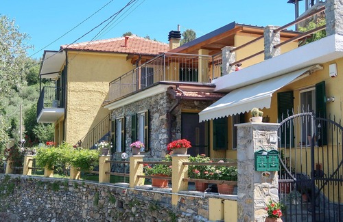 Villanova d'Albenga Apartment | Lovely apartment for 6 guests with A/C, WIFI, TV and terrace