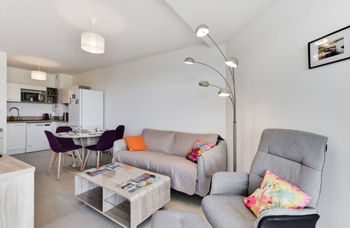 Sainte-Marie-la-Mer Apartment | Lovely apartment for 4 guests with WIFI, A/C, pool, TV and terrace