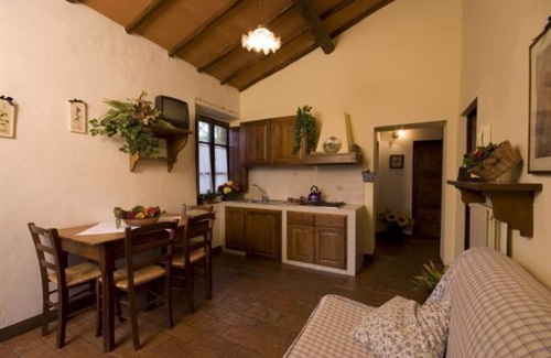 Colle di Val d'Elsa House | Lovely apartment in villa for 4 people with pool, TV, patio and pets allowed