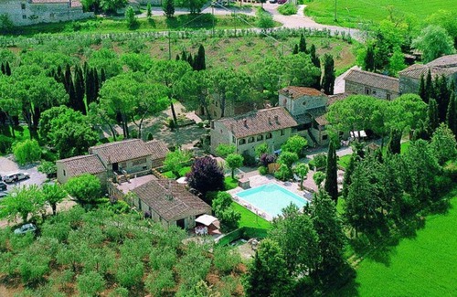 Colle di Val d'Elsa House | Lovely apartment in villa for 4 people with pool, TV, patio and pets allowed