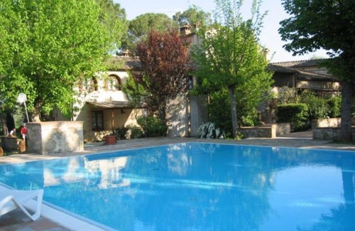 Colle di Val d'Elsa House | Lovely apartment in villa for 4 people with pool, TV, patio and pets allowed