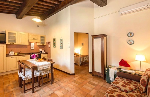 Popoltaio-Schiacciato Villa | Lovely apartment in villa for 4 guests with A/C, pool, WIFI, TV and terrace