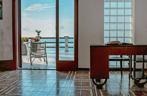 Caronia House | Lovely apartment in villa for 6 people with WIFI, hot tub, TV, patio and pets allowed