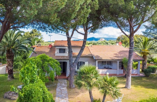 Casale Marittimo Apartment | Lovely apartment for 12 people with WIFI, TV, patio and pets allowed