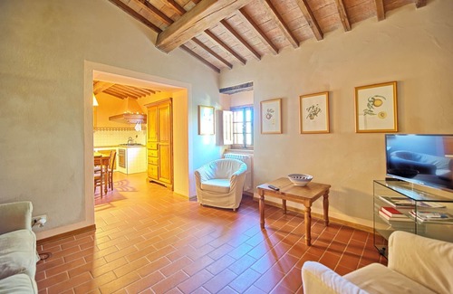 San Casciano in Val di Pesa Apartment | Lovely apartment with WIFI, pool, TV, pets allowed and panoramic view, close to Greve In Chianti