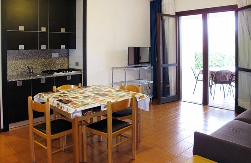 Crociale Apartment | Lovely apartment for 4 guests with WIFI, A/C, pool, TV, terrace and pets allowed