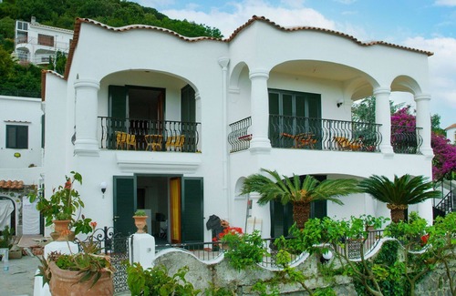Casamicciola Terme Villa | Lovely apartment in villa for 4 people with WIFI, TV, patio and parking
