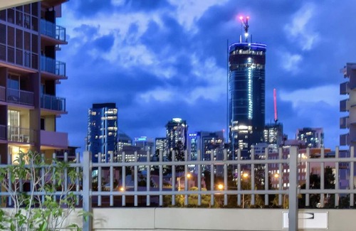 Kangaroo Point Apartment | Lovely apartment in the heart of Kangaroo Point with gym access!