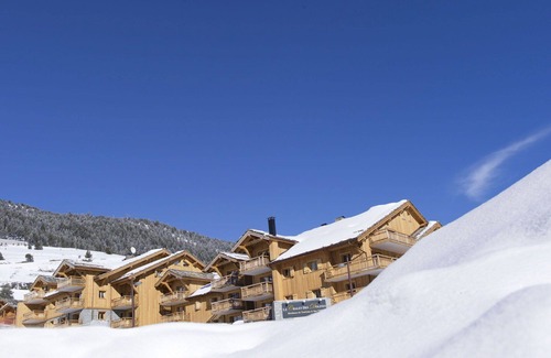 Montgenevre Apartment | Lovely apartment for 4 people with pool, WIFI, hot tub, TV, balcony, pets allowed and parking