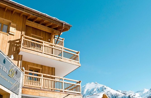 Montgenevre Apartment | Lovely apartment for 4 people with pool, WIFI, hot tub, TV, balcony, pets allowed and parking