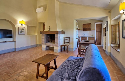 Castelnuovo Berardenga Apartment | Lovely apartment for 2 people with A/C, pool, TV and panoramic view, close to Siena