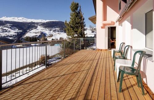 Grisons Apartment | Lovely apartment for 10 people with TV and balcony