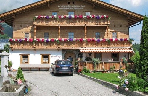 Kaltenbach Apartment | Lovely apartment for 18 people with WIFI, TV, balcony and parking