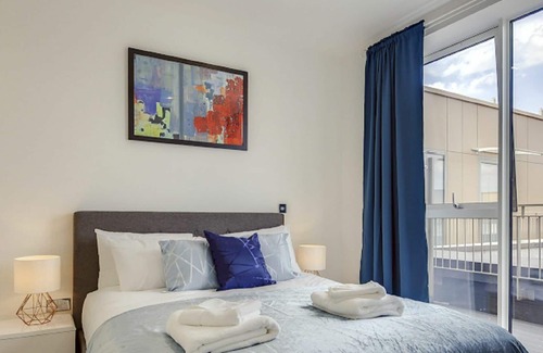 London Borough of Hounslow Apartment | Lovely apartment for 2 people with WIFI, TV and parking