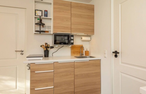 Wolphaartsdijk Apartment | Lovely apartment for 2 guests with hot tub, WIFI, TV, terrace and pets allowed