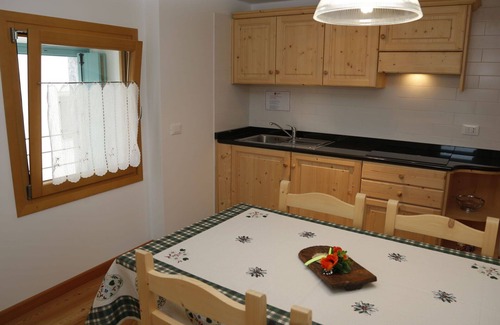 Raveo Apartment | Lovely apartment for 3 guests with WIFI, TV, patio and pets allowed