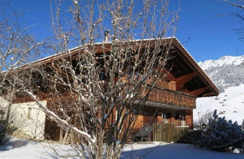 Lauenen Apartment | Lovely apartment for 4 people with WIFI and balcony