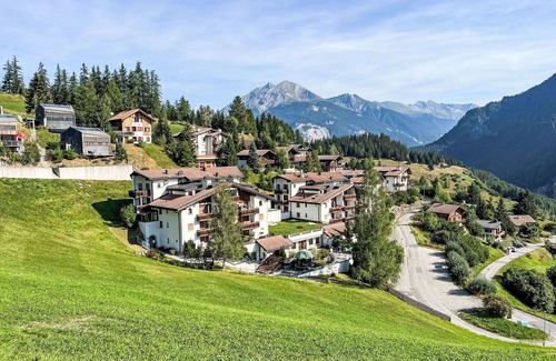 Salouf Apartment | Lovely apartment for 4 guests with WIFI, pool, TV, balcony, pets allowed and panoramic view