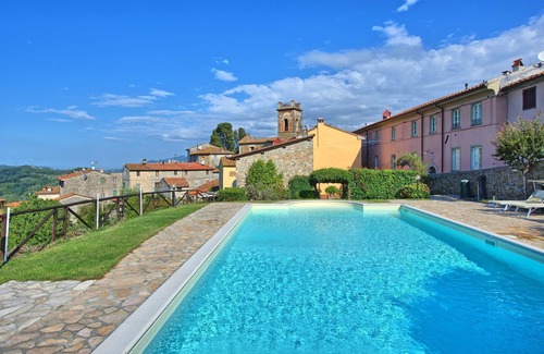 Massarosa Apartment | Lovely apartment for 4 guests with pool, WIFI and TV, close to Viareggio