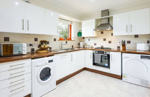 Forres Apartment | Lovely apartment for 4 guests with WIFI, TV and balcony