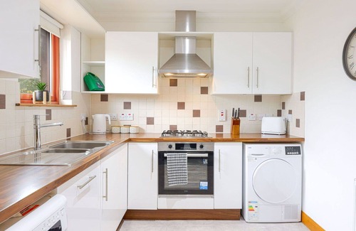 Forres Apartment | Lovely apartment for 4 guests with WIFI, TV and balcony
