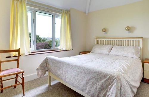 St Merryn Apartment | Lovely apartment for 4 people with WIFI, TV, pets allowed, panoramic view and parking