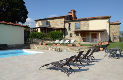 Capolona Apartment | Lovely apartment for 5 people with WIFI, pool, TV, pets allowed and panoramic view, close to Are.