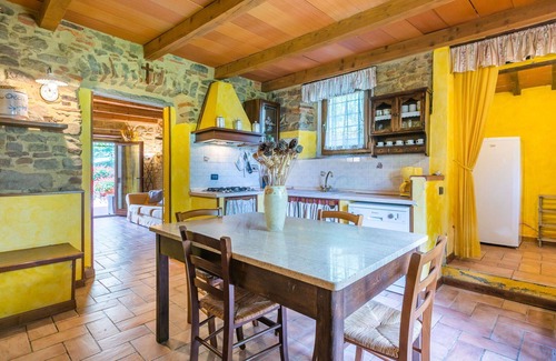 Pescia Apartment | Lovely apartment for 5 guests with WIFI, pool, TV and patio