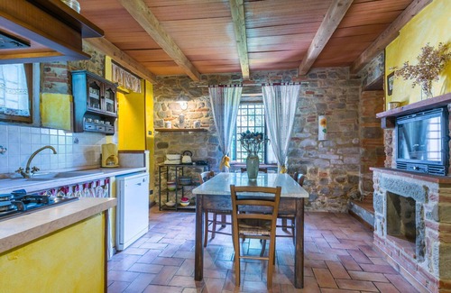 Pescia Apartment | Lovely apartment for 5 guests with WIFI, pool, TV and patio