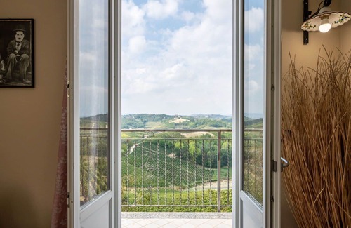Vinchio Apartment | Lovely apartment for 5 guests with WIFI, A/C, pool, TV, terrace, pets allowed and panoramic view