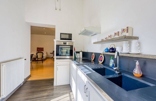 Beziers City Centre Apartment | Lovely apartment for 6 guests with WIFI, TV, patio and pets allowed